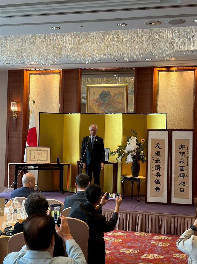 前行政院長游錫堃也出席觀禮致詞,右為書法家張炳煌的墨寶。(圖/翻攝自游錫堃臉書)