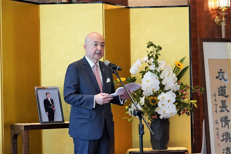 日台交流協會代表片山和之,今日親自將天皇頒發的勳章與獎狀轉贈予張炳煌。(圖/翻攝自日台交流協會臉書)