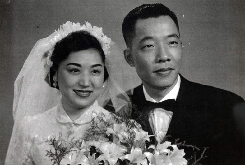 任顯群(右)頂著得罪第一家庭的巨大政治風險,毅然辭去官職,低調與女明星顧正秋(左)成婚。(圖/翻攝自百度百科)