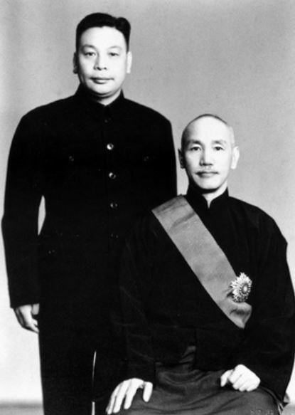 蔣介石(右)與長子蔣經國(左)。(圖/翻攝自維基百科)