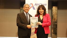 台灣美國商會執行長魏凱(Carl Wegner)（左）與理事長陳幼臻（右）共同發布《2026台灣白皮書》。（美國商會提供）
