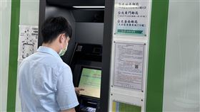打擊詐騙　郵局ATM推臉部遮蔽示警功能詐騙事件頻傳，中華郵政將在46台ATM率先推出臉部遮蔽示警功能，若配戴口罩操作ATM，將有120秒的暫緩操作期，圖為示意圖。中央社記者余曉涵攝　115年6月9日
