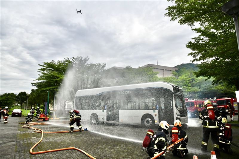 氫燃料電池巴士火災搶救演練。（圖／翻攝畫面）