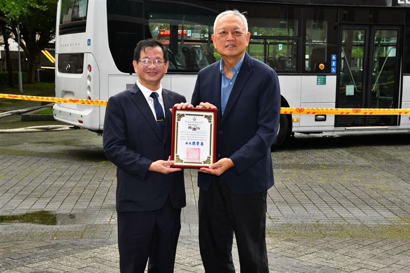 局長陳崇岳致贈感謝狀予明志科技大學校長劉祖華。（圖／翻攝畫面）
