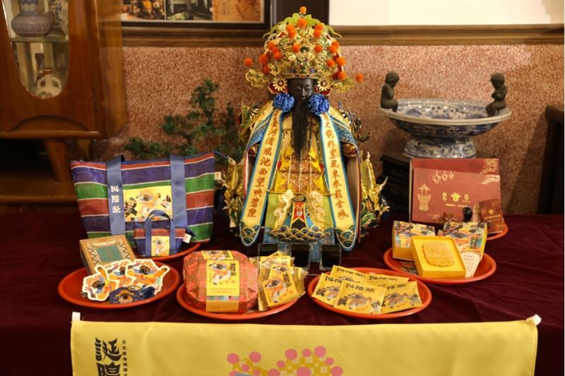 城隍爺的神衣取自台灣意象。（圖／翻攝自台北霞海城隍廟粉絲專頁）