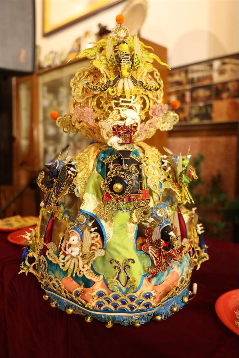 非常精美的神衣。（圖／翻攝自台北霞海城隍廟粉絲專頁）