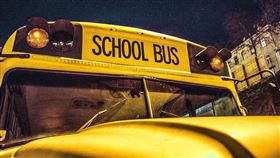 66歲谷口清人因涉嫌在校車內強吻小學生被捕，警方一查發現他手機裡有女童偷拍照，故依偷拍罪將其逮捕；示意圖。（Pixabay／Image by UnratedStudio）