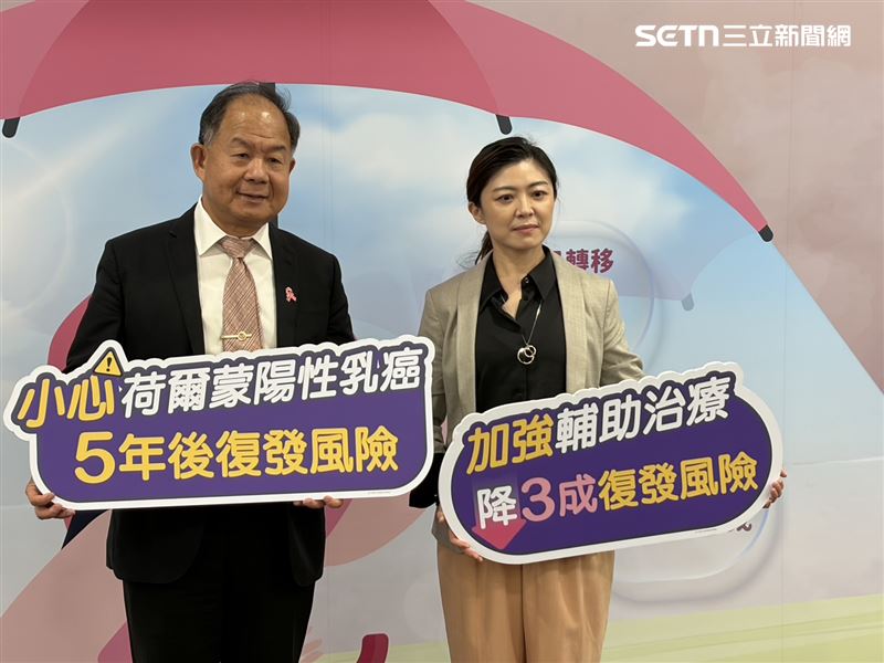 台灣乳房醫學會理事長陳芳銘(左)和林口長庚醫院乳房醫學中心主任郭玟玲提醒,荷爾蒙陽性病友應把握前3年黃金防護期,以防堵復發風險。(圖/記者簡浩正攝影)