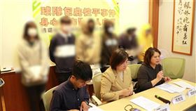 北市某高中爆發合球隊教練違規師生戀與不當體罰事件，吹哨學生透過1999系統檢舉，身分卻遭教育局承辦人員與校方教官外洩，甚至面臨校方施壓撤案。檢方已針對涉嫌洩漏個資的公務人員提起公訴。（人本教育基金會提供）