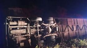 一輛載有青少年籃球代表隊的巴士在公路上突然翻覆，造成7人死亡。（圖／翻攝X）