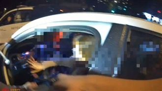 桃園保大員警15日發現有車輛形跡可疑，上前盤查後果然查獲毒品。（圖／翻攝畫面）