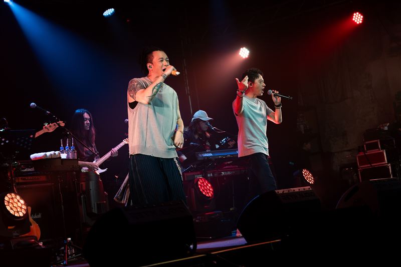 阿Ben(左)合體Danny(右),B.A.D「三缺一」重返舞台。(圖/寬宏藝術提供)