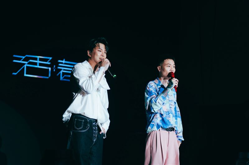 蕭秉治(右)邀請蕭景鴻(左)擔任嘉賓站台。(圖/相信音樂提供)