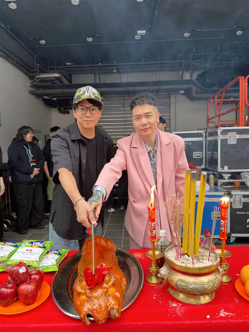 蕭秉治(右)願望實現,擁有人生第一隻祈福小金豬。(圖/相信音樂提供)