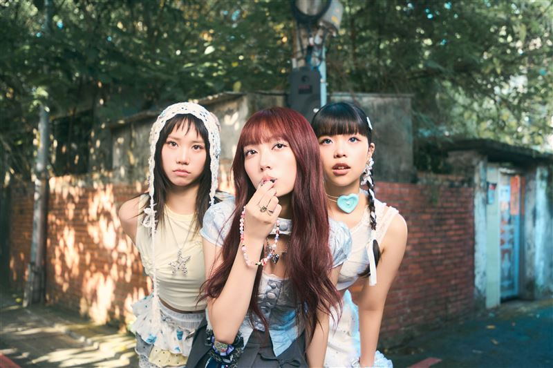 「babyMINT」品妡(左起)、栩栩、丞妘推出新歌〈I’m not perfect〉。(圖/華研國際提供)