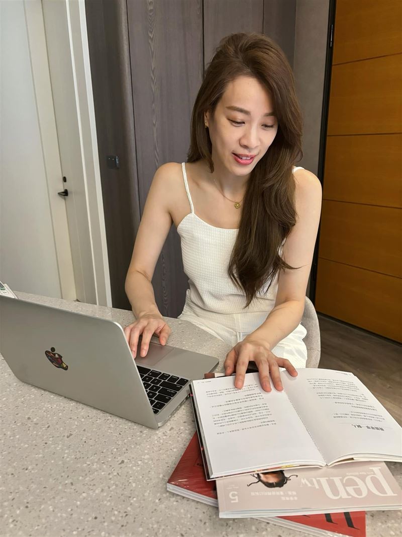 倪雅倫與裕隆籃球隊教練邱啟益育有一女,2人2013年和平協議離婚。(圖/翻攝自臉書)