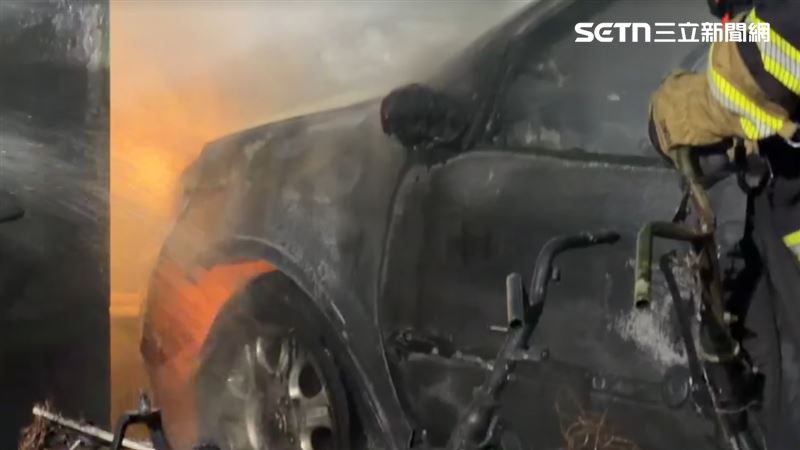 現場延燒5台機車及3輛汽車。(圖/翻攝畫面)