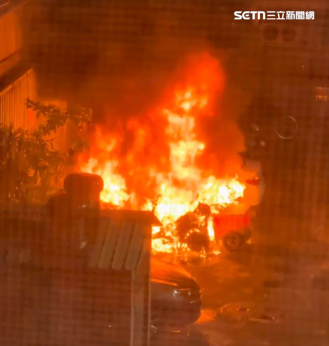 警消獲報到場時,已全面燃燒。(圖/翻攝畫面)