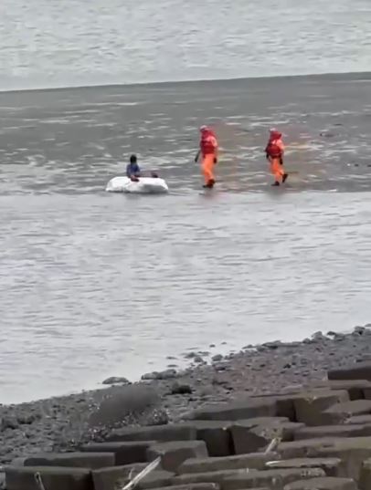 釣客發現有小孩獨自在海面上漂浮,嚇得趕緊通報海巡救援。(圖/翻攝畫面)