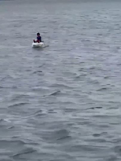國小一名11歲男童翹課到海邊戲水,抱著保麗龍浮具漂浮獲救。(圖/翻攝畫面)