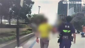 許男在北車外持鋸子砍傷蔡男背部遭逮。（圖／翻攝畫面）