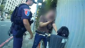 田女吸食喪屍毒品後騎Youbike載愛犬被警方攔查。（圖／翻攝畫面）