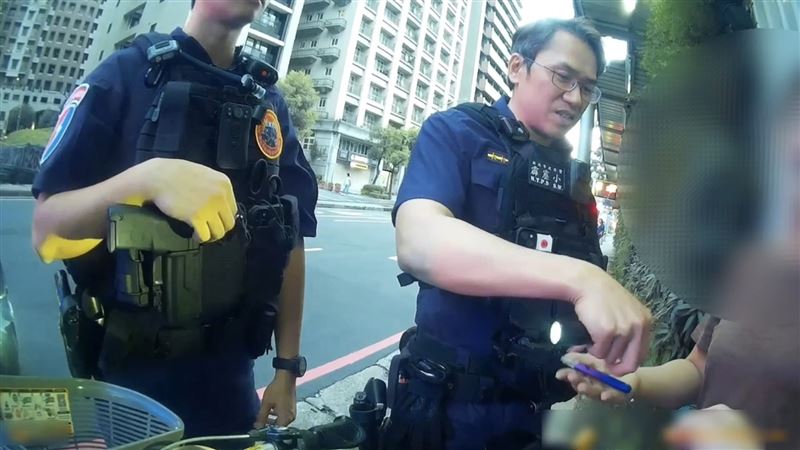 警方查到田女包包內藏的喪屍毒品電子煙。(圖/翻攝畫面)