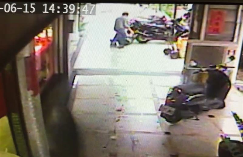 黃姓男子跨坐在老翁上拿鑰匙朝臉部狂刺、毆打,導致老翁一眼失明、肋骨骨折。(圖/翻攝畫面)