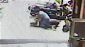 台中，成功路，隨機攻擊，雜貨店，68歲陳姓老翁，遭攻擊，鑰匙狂刺，毆打，一眼失明，肋骨斷，(圖／翻攝畫面)