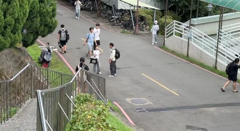 僅隔7小時,同一處再次發生電線短路,竄出火煙,校方緊急疏散學生。(圖/翻攝畫面)