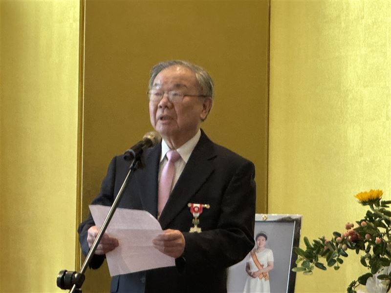 台灣之光!書法家張炳煌獲日本天皇頒旭日勳章,這一句話「堅持去做,現在做的,就是未來的文化傳統。」感動全場(圖/張炳煌提供)