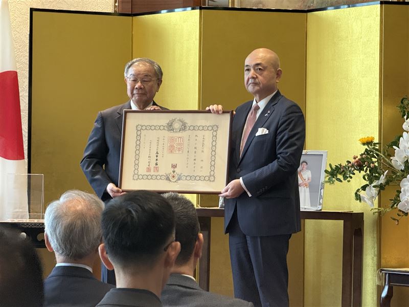 台灣之光!書法家張炳煌獲日本天皇頒旭日勳章,這一句話「堅持去做,現在做的,就是未來的文化傳統。」感動全場(圖/張炳煌提供)