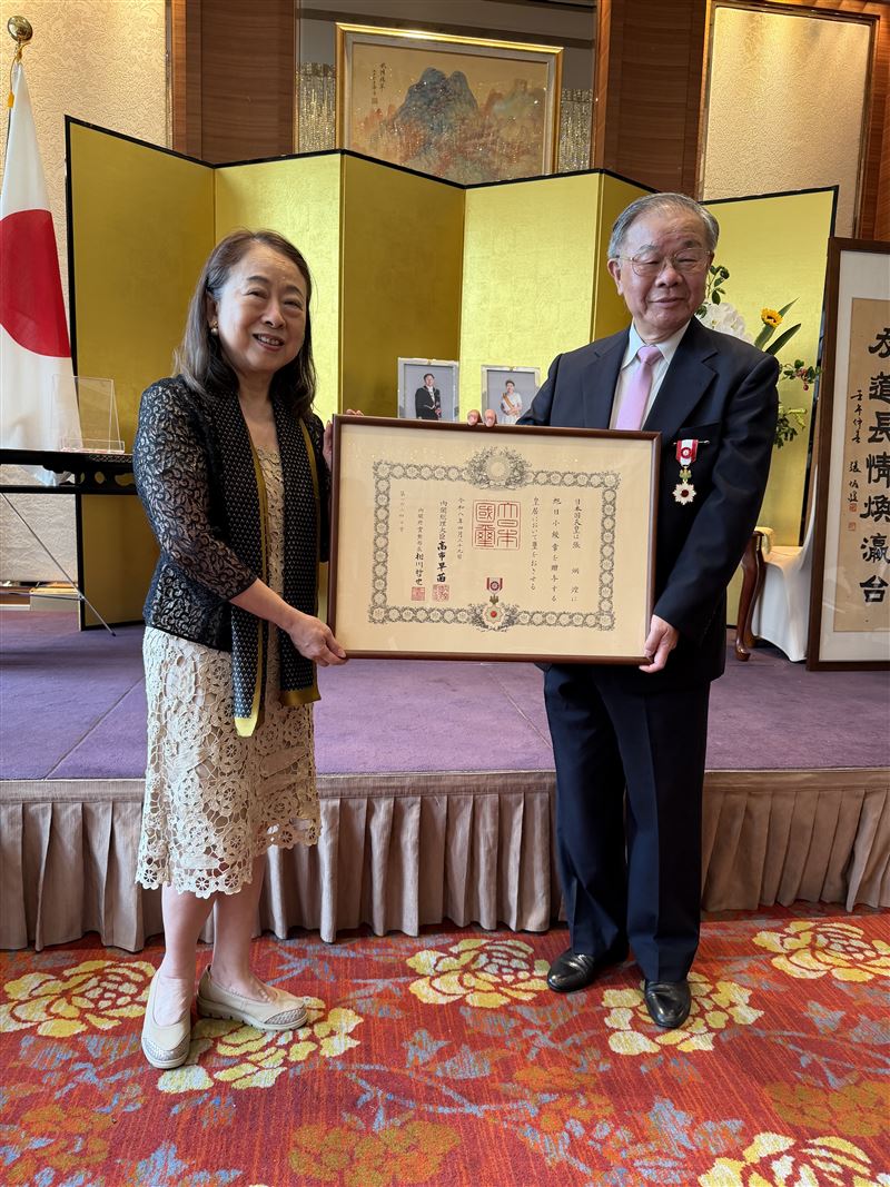 台灣之光!書法家張炳煌獲日本天皇頒旭日勳章,這一句話「堅持去做,現在做的,就是未來的文化傳統。」感動全場(圖/張炳煌提供)