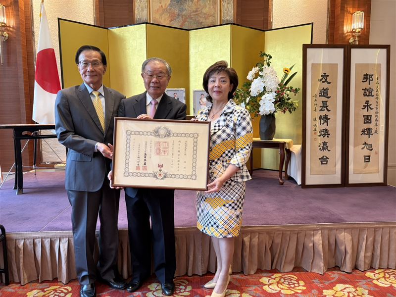 台灣之光!書法家張炳煌獲日本天皇頒旭日勳章,這一句話「堅持去做,現在做的,就是未來的文化傳統。」感動全場(圖/張炳煌提供)