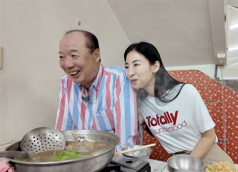 大久保麻梨子帶父親吃羊肉爐。(圖/翻攝自臉書)