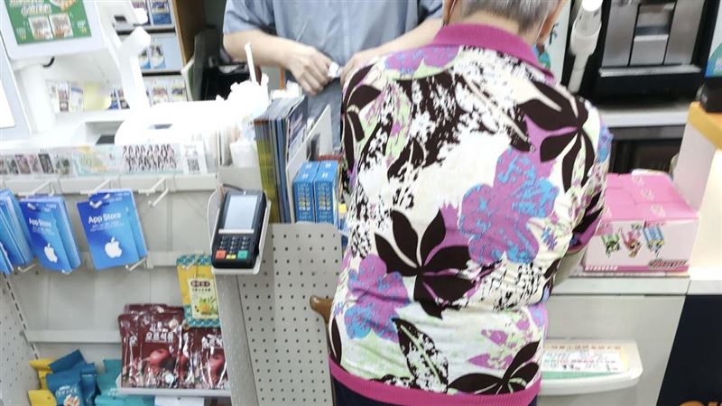 嬤拿血壓機衝小七 店員霸氣暖舉看哭網