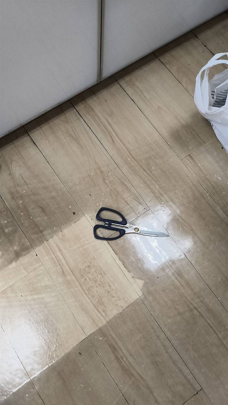搶匪行搶時使用的剪刀。(圖/翻攝畫面)