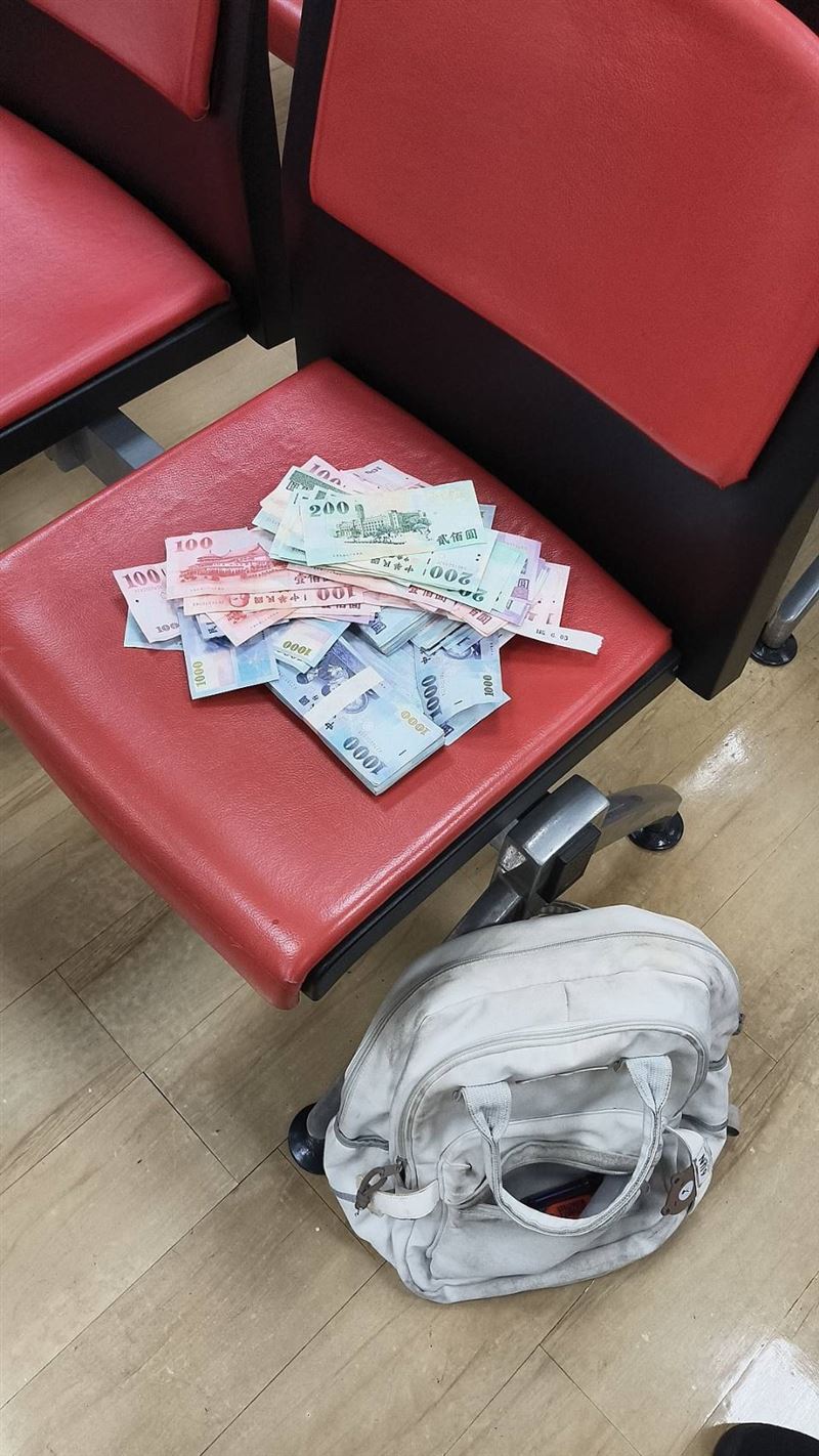 搶匪當時搶得的現金。(圖/翻攝畫面)