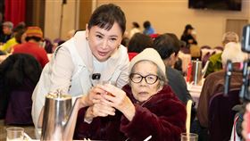 陳亞蘭（左）行善。（圖／台灣優質生命協會提供） 