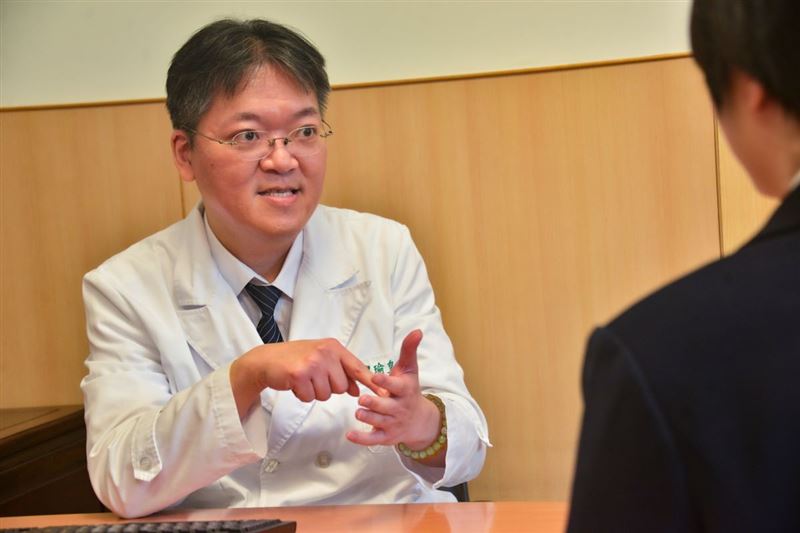 廖瑜皇說明,罹病後便需要終身治療,以免血糖控制不佳,逐漸損害全身大、小血管,造成視網膜病變、慢性腎臟病與周邊神經病變。(圖/台北慈濟醫院提供)