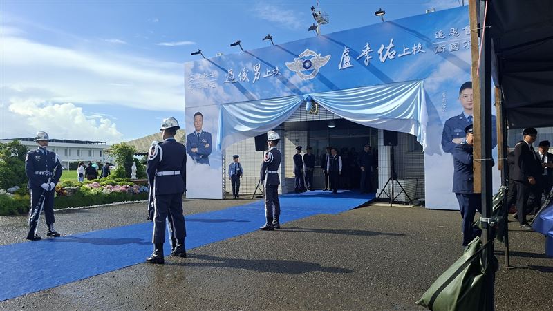 送別2殉職中校飛官…賴清德親頒贈褒揚令