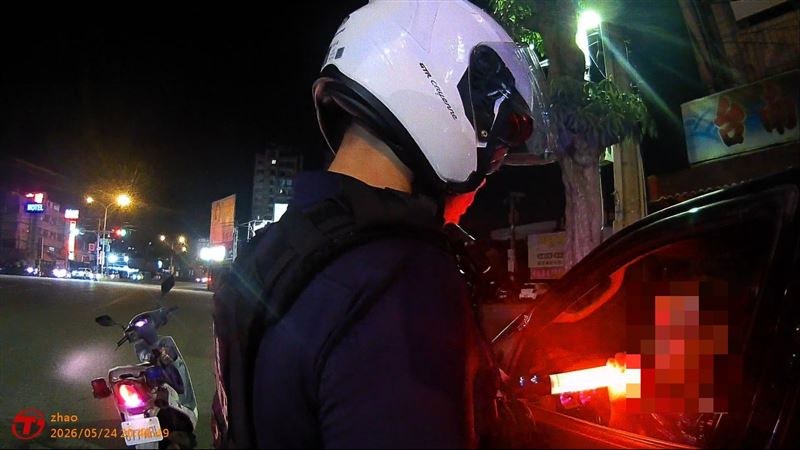 70多歲駕駛滿身酒氣,辯稱是喝藥酒補身體,酒測值竟高達0.57毫克。(圖/翻攝畫面)