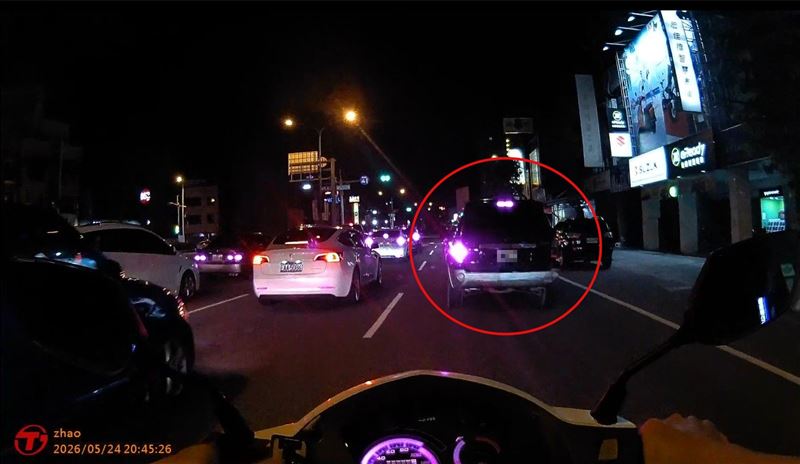 警方巡邏時發現一輛轎車的右側車尾燈不亮,上前攔查時發現駕駛涉及酒駕。(圖/翻攝畫面)
