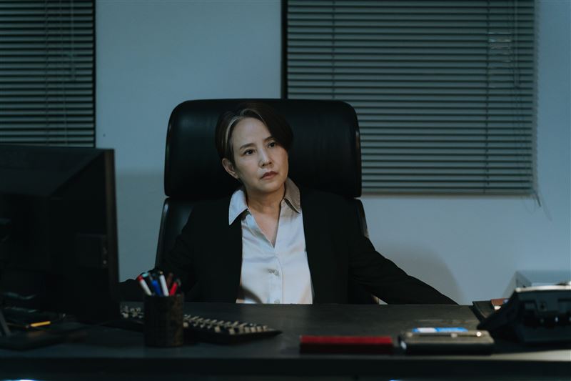 金鐘視后李明依回歸飾演警局大姊大,以渾然天成的霸氣威懾全場。(圖/瀚草影視提供)
