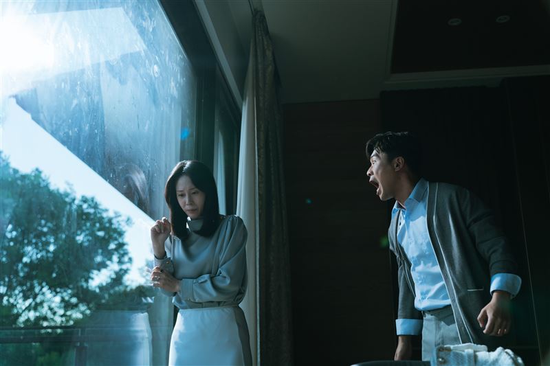 蔡亘晏(左)褪下明星光環嫁入豪門,卻慘遭飾演丈夫的黃迪揚暴力相向。(圖/瀚草影視提供)