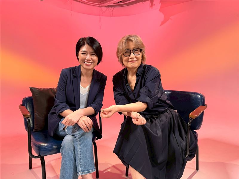 徐譽庭(右)與嚴藝文上演雙金編導世紀對談。(圖/公視提供)