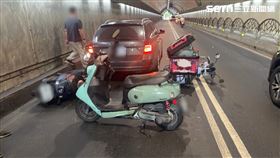 陳男騎車行經自強隧道時，先追撞2輛停等的機車，2機車再撞上轎車。（圖／翻攝畫面）