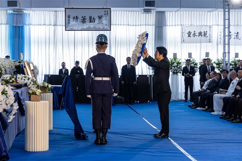 賴清德首先頒發褒揚令,分別由家屬代表接受。隨後在司儀引領下於靈前獻花,並行三鞠躬禮致祭。(圖/總統府提供)