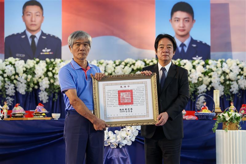 總統賴清德頒贈褒揚令給家屬。(圖/總統府提供)