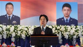 送別2殉職中校飛官…賴清德親頒贈褒揚令